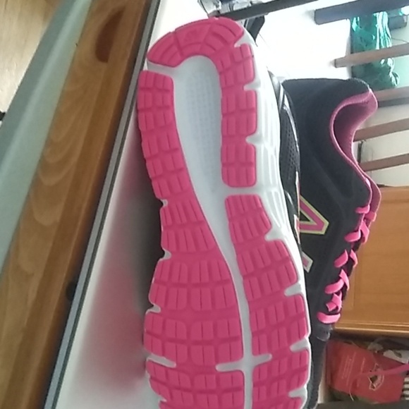 Ladies New Balance running course - Picture 2 of 3